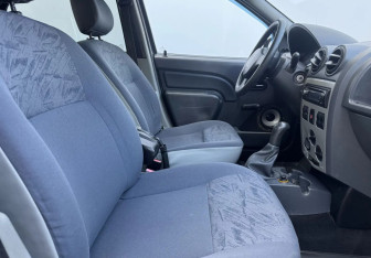 Подержанный автомобиль Renault Logan Sedan 2009 года (10 фото)