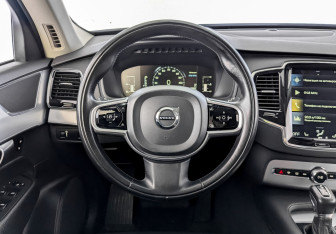 Подержанный автомобиль Volvo XC90 2018 года (21 фото)
