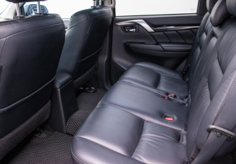 Подержанный автомобиль Mitsubishi Pajero Sport 2016 года (11 фото)