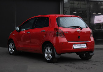 Подержанный автомобиль Toyota Yaris Hatchback 2008 года (7 фото)