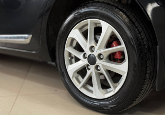 Подержанный автомобиль Toyota Corolla Sedan 2013 года (10 фото)