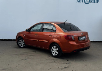 Подержанный автомобиль Kia Rio Sedan 2010 года (7 фото)