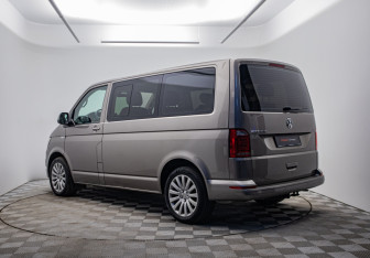 Подержанный автомобиль Volkswagen Multivan 2015 года (6 фото)