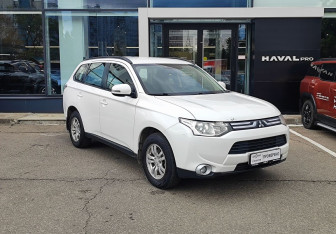 Подержанный автомобиль Mitsubishi Outlander 2012 года (3 фото)