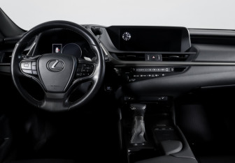 Подержанный автомобиль Lexus ES 2019 года (12 фото)