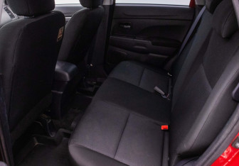 Подержанный автомобиль Mitsubishi ASX 2011 года (11 фото)