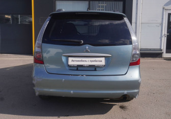 Подержанный автомобиль Mitsubishi Grandis 2007 года (6 фото)