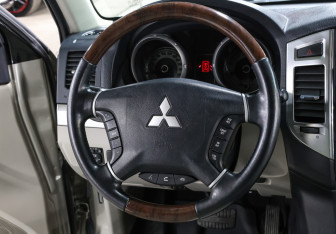 Подержанный автомобиль Mitsubishi Pajero 2017 года (18 фото)