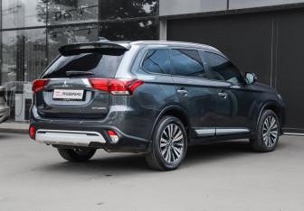 Подержанный автомобиль Mitsubishi Outlander 2019 года (4 фото)