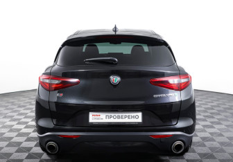 Подержанный автомобиль Alfa Romeo Stelvio 2017 года (5 фото)