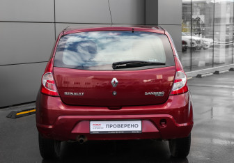 Подержанный автомобиль Renault Sandero 2014 года (6 фото)