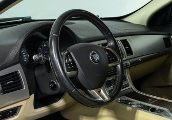 Подержанный автомобиль Jaguar XF Sedan 2014 года (13 фото)