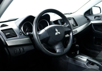 Подержанный автомобиль Mitsubishi Lancer Sedan 2013 года (9 фото)