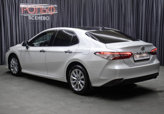 Подержанный автомобиль Toyota Camry Sedan 2019 года (7 фото)