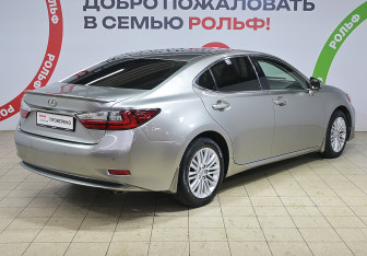 Подержанный автомобиль Lexus ES 2016 года (4 фото)