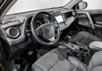 Подержанный автомобиль Toyota RAV4 2016 года (16 фото)