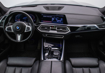 Подержанный автомобиль BMW X5 2021 года (13 фото)