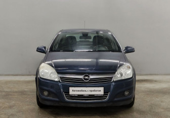Подержанный автомобиль Opel Astra Sedan 2010 года (2 фото)