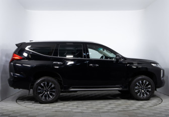 Подержанный автомобиль Mitsubishi Montero Sport 2023 года (4 фото)