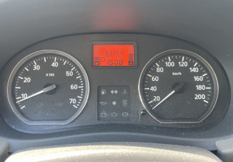 Подержанный автомобиль Renault Sandero 2011 года (16 фото)