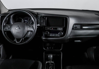Подержанный автомобиль Mitsubishi Outlander 2019 года (12 фото)