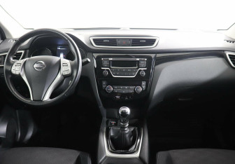 Подержанный автомобиль Nissan Qashqai 2015 года (7 фото)