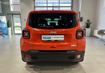 Подержанный автомобиль Jeep Renegade 2018 года (5 фото)