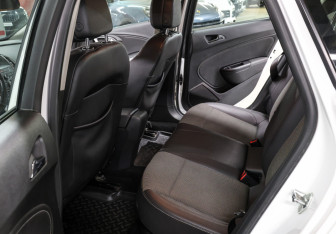 Подержанный автомобиль Opel Astra Hatchback 2012 года (12 фото)
