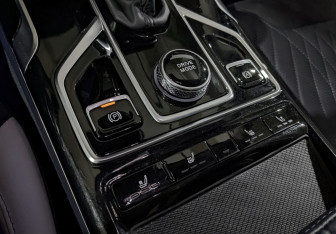 Подержанный автомобиль Hongqi HS5 2024 года (27 фото)