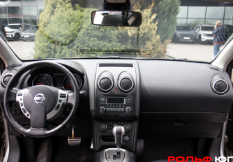 Подержанный автомобиль Nissan Qashqai 2010 года (9 фото)