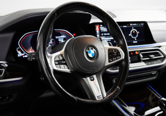 Подержанный автомобиль BMW X7 2021 года (17 фото)