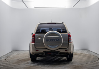 Подержанный автомобиль Suzuki Grand Vitara 2011 года (6 фото)