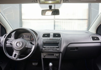 Подержанный автомобиль Volkswagen Polo Sedan 2012 года (12 фото)