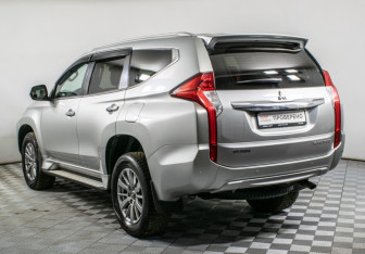 Подержанный автомобиль Mitsubishi Pajero Sport 2017 года (7 фото)