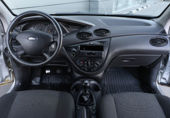 Подержанный автомобиль Ford Focus Sedan 2004 года (13 фото)