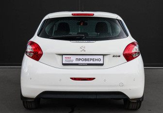 Подержанный автомобиль Peugeot 208 2013 года (5 фото)