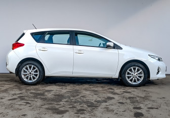 Подержанный автомобиль Toyota Auris Hatchback 2013 года (4 фото)