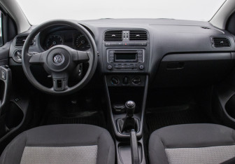 Подержанный автомобиль Volkswagen Polo Sedan 2013 года (13 фото)