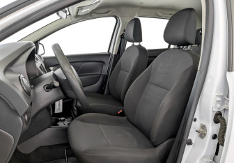 Подержанный автомобиль Renault Sandero 2017 года (18 фото)