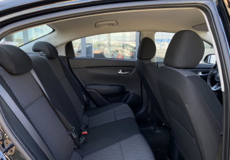 Подержанный автомобиль Kia Rio Sedan 2018 года (21 фото)