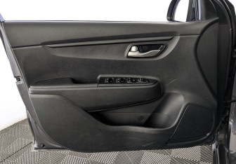 Подержанный автомобиль Kia Rio Hatchback 2021 года (18 фото)