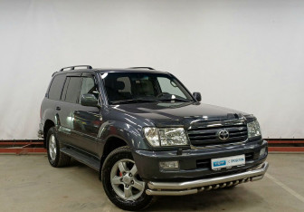 Подержанный автомобиль Toyota Land Cruiser Suv 2002 года (3 фото)