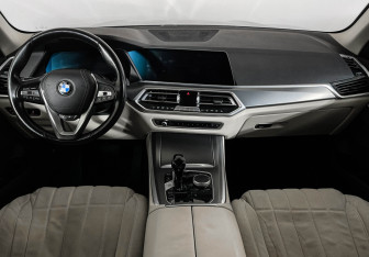 Подержанный автомобиль BMW X5 2020 года (11 фото)