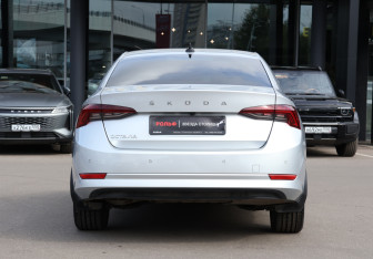 Подержанный автомобиль Skoda Octavia Liftback 2020 года (6 фото)