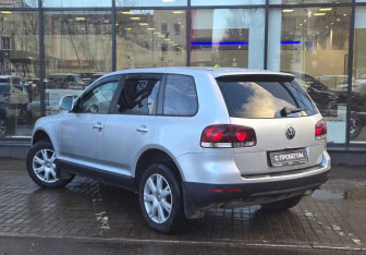 Подержанный автомобиль Volkswagen Touareg 2008 года (6 фото)