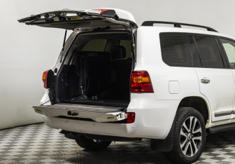 Подержанный автомобиль Toyota Land Cruiser Suv 2012 года (22 фото)