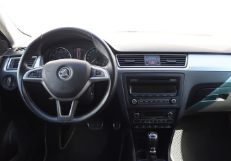Подержанный автомобиль Skoda Rapid Liftback 2014 года (14 фото)