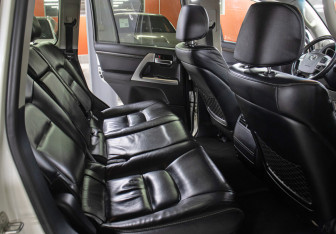 Подержанный автомобиль Toyota Land Cruiser Suv 2013 года (12 фото)