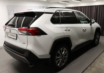 Подержанный автомобиль Toyota RAV4 2020 года (4 фото)