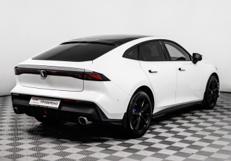 Подержанный автомобиль Changan UNI-V 2023 года (5 фото)